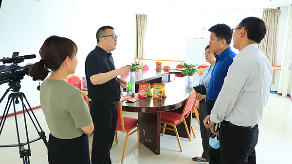 熱烈歡迎石佛園區運營中心魏主任一行蒞臨火爆網參觀指導!4 熱烈歡迎石佛園區運營中心魏主任一行蒞臨火爆網參觀指導!4