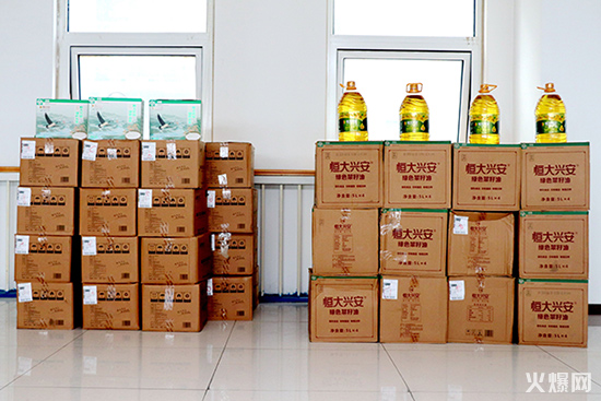 中秋國慶喜相連,暖心福利慶團圓——火爆網為員工發放雙節福利! 中秋國慶喜相連,暖心福利慶團圓——火爆網為員工發放雙節福利!