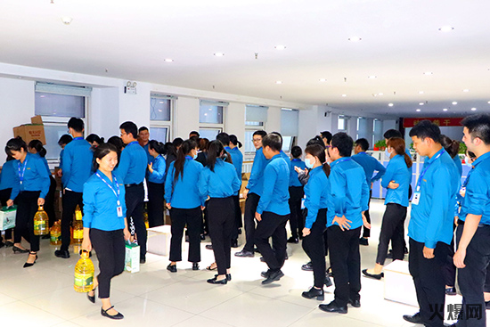 火爆家人領取中秋禮品 火爆家人領取中秋禮品