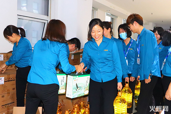 火爆家人領取中秋禮品 火爆家人領取中秋禮品