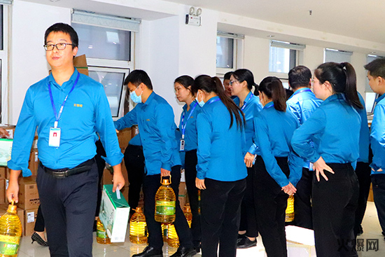 火爆家人領取中秋禮品 火爆家人領取中秋禮品