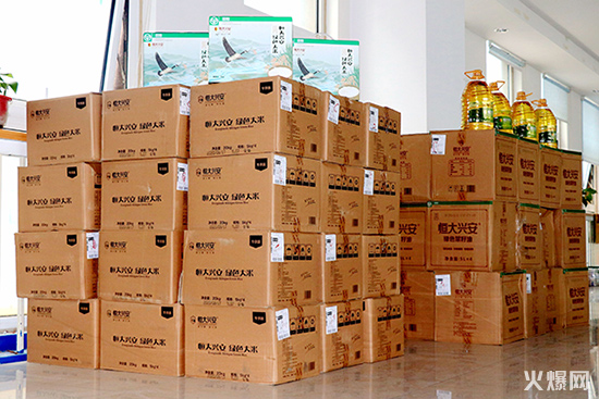 火爆網為員工發放雙節福利 火爆網為員工發放雙節福利