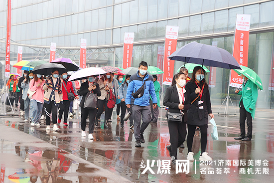 火爆化妝品招商網亮相濟南美業博覽會 火爆化妝品招商網亮相濟南美業博覽會