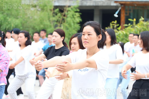 上善若水,為而不爭(zhēng) 上善若水,為而不爭(zhēng)