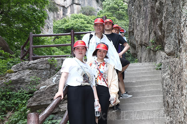 攀登高峰,不止你我 攀登高峰,不止你我