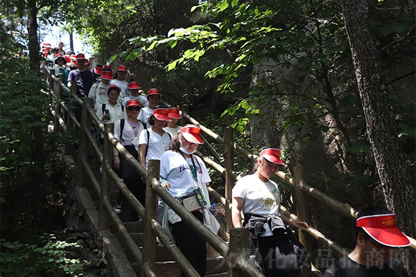 �Ͼ�ɽ���������˵���Ȼɽˮ