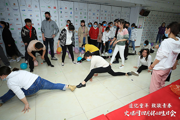 “追憶童年·致敬青春”火爆網4月懷舊生日會圓滿舉辦 “追憶童年·致敬青春”火爆網4月懷舊生日會圓滿舉辦