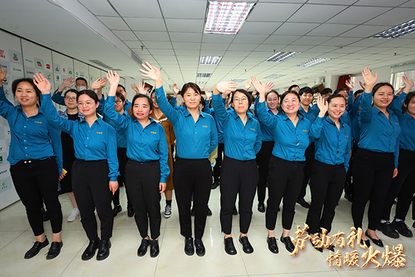 勞動有禮,情暖火爆!火爆網為員工派送五一勞動節福利 勞動有禮,情暖火爆!火爆網為員工派送五一勞動節福利