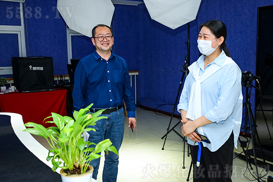 熱烈歡迎河南藝娜李總蒞臨火爆網參觀洽談 熱烈歡迎河南藝娜李總蒞臨火爆網參觀洽談