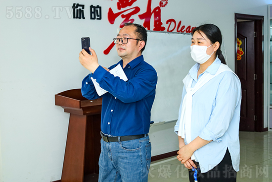 熱烈歡迎河南藝娜李總蒞臨火爆網參觀洽談 熱烈歡迎河南藝娜李總蒞臨火爆網參觀洽談