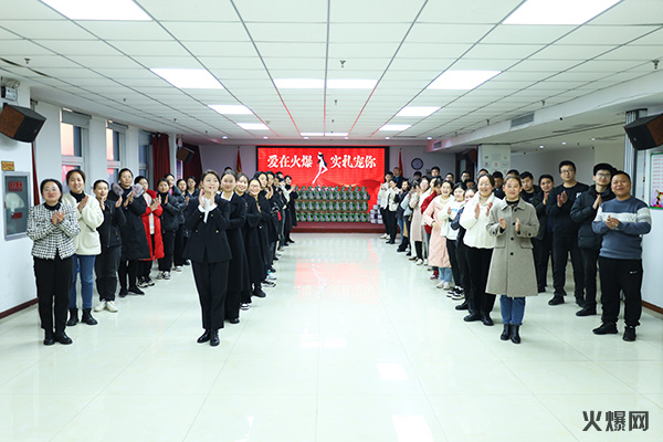 巾幗綻芳華,逐夢新火爆!火爆網為員工發放女神節禮品! 巾幗綻芳華,逐夢新火爆!火爆網為員工發放女神節禮品!