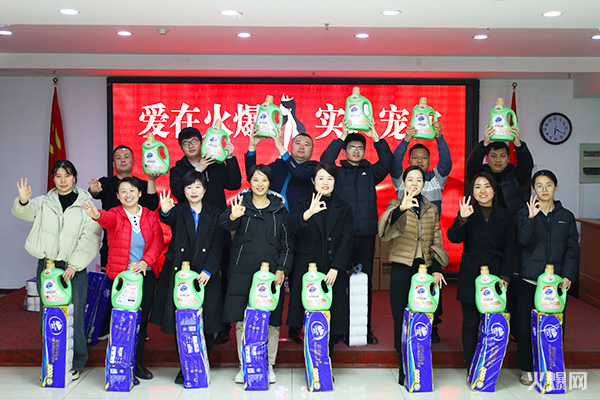 巾幗綻芳華,逐夢新火爆!火爆網為員工發放女神節禮品! 巾幗綻芳華,逐夢新火爆!火爆網為員工發放女神節禮品!