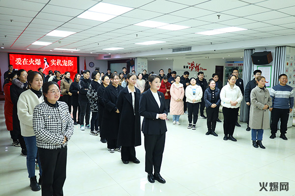 巾幗綻芳華,逐夢新火爆!火爆網為員工發放女神節禮品! 巾幗綻芳華,逐夢新火爆!火爆網為員工發放女神節禮品!