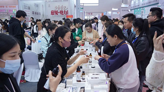 ����չ��