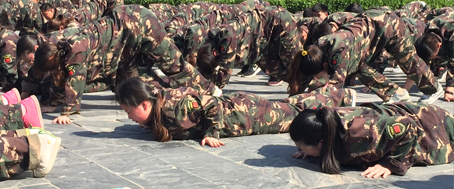 һ�˷��e(cu��)ȫ�w���P���@���ǈF(tu��n)�(du��)������