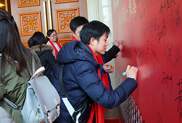 �t̺�㣬��10�꣬��ĸ�����������y����˲�g��